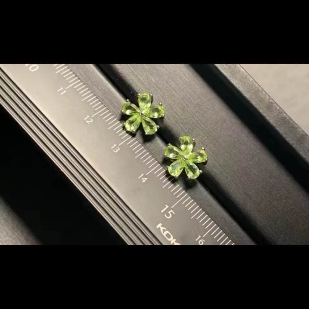 Natural peridot floral earrings on pure silver - Picture 6 of 10